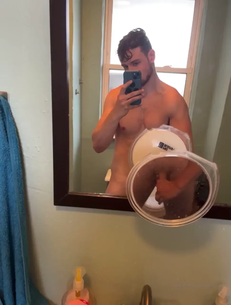 Jerking and cumming in my friends bathroom after a nice shower part 1 