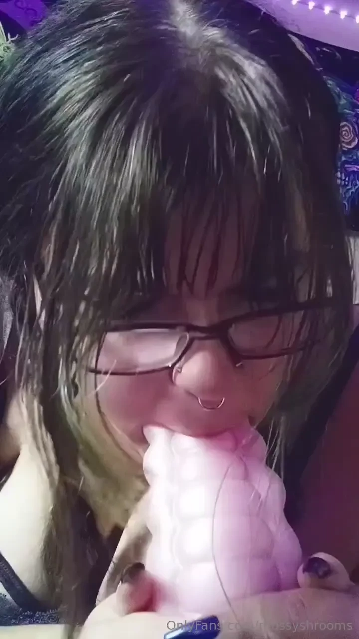 Clothed video of me sucking my tentacle off you wish it was you huh 