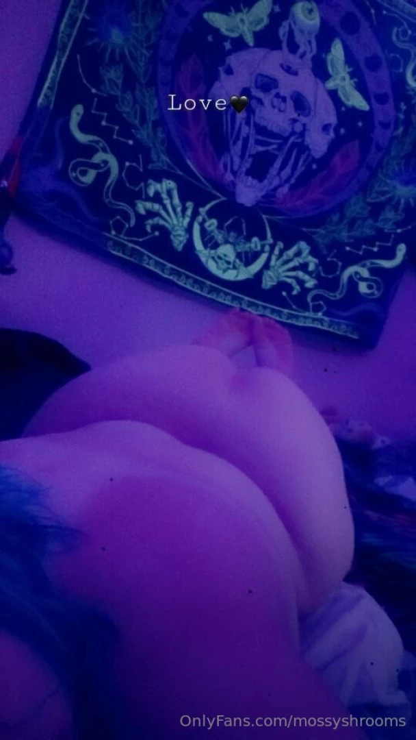 We love a little bit of ass and feet 