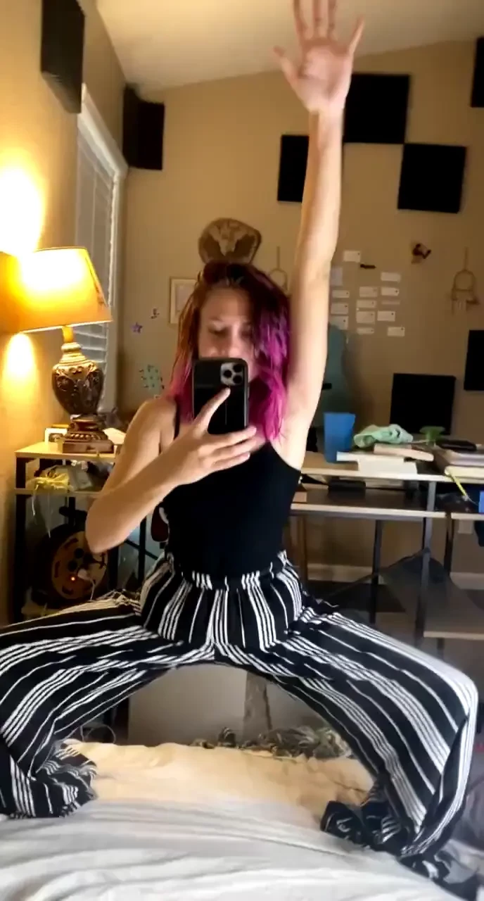 Quick ouftit of the day i love these pants hahahahahah these photos part 1 