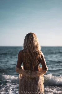 Zwischen sonnenuntergang und meeresrauschen verliert sich die zeit