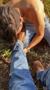 Primeira vez que curti a bota suada do meu amigo depois dele passar o