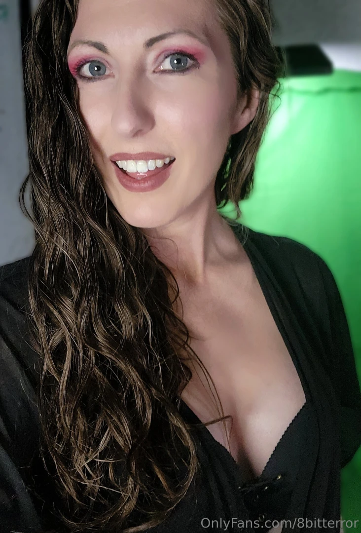 Just wrapped up my christmas eve livestream do you like my look today 