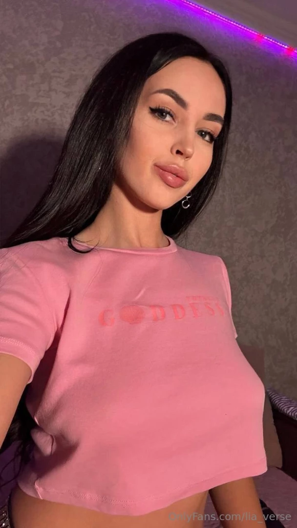 A goddess in a pink mood ready to worship my perfection 