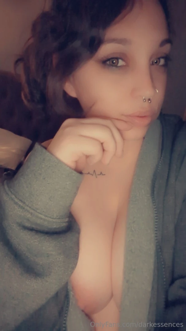 Mmmfuck its saturday night and i m feeling a little bratty 