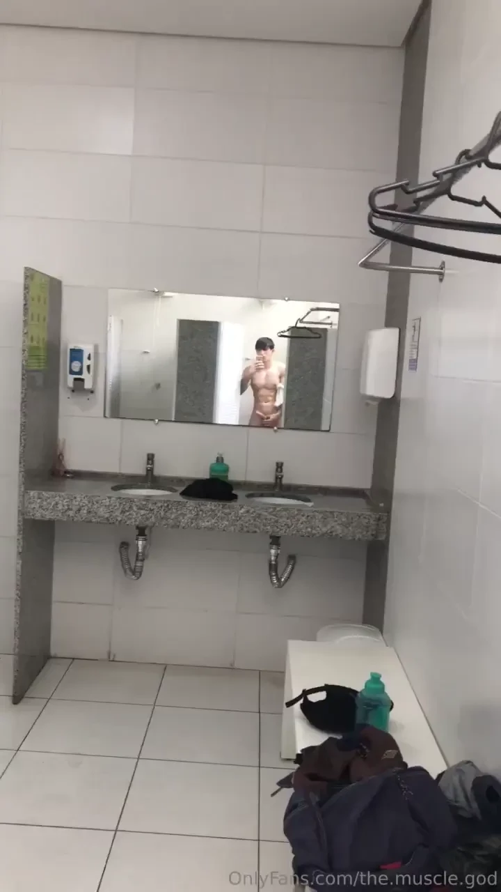 My divine body must be seen naked by everyone in the gym 