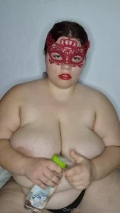 Empiezo jugando un poco con mis grandes tetas echo un poco de aceite y