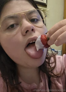 Fresas con yogurt en mi boquita llevo mis gafas puestas jiji part 2