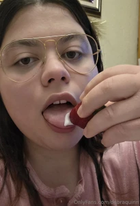 Fresas con yogurt en mi boquita llevo mis gafas puestas jiji