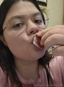 Fresas con yogurt en mi boquita llevo mis gafas puestas jiji part 4