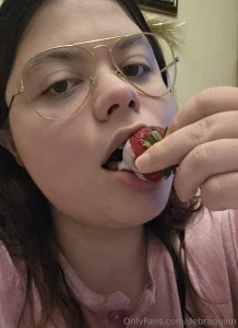 Fresas con yogurt en mi boquita llevo mis gafas puestas jiji part 1