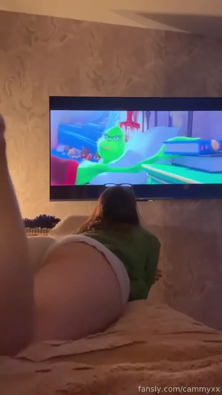 Hehehehe this is the time to watch christmas cartoons i love watching 