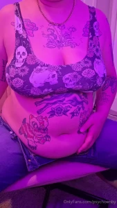 The problem with a belly full of food and low rise jeans