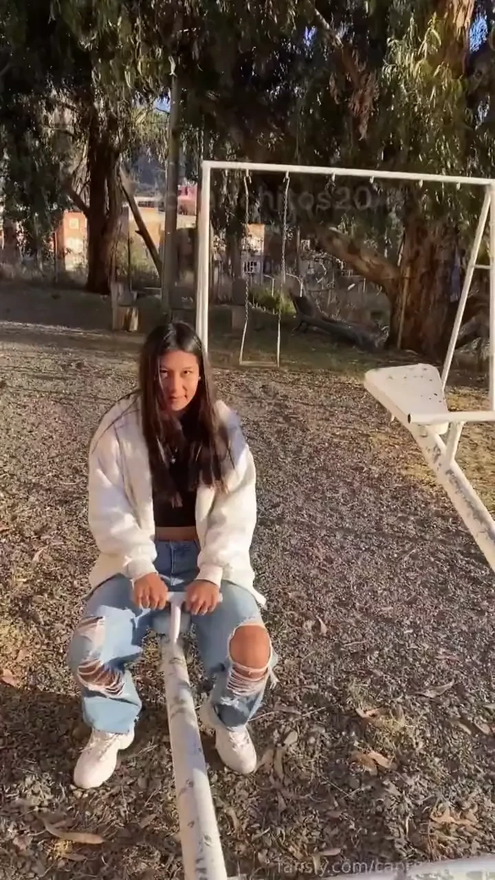 Jugando en el parque me dio ganas de comerme el gusanito 