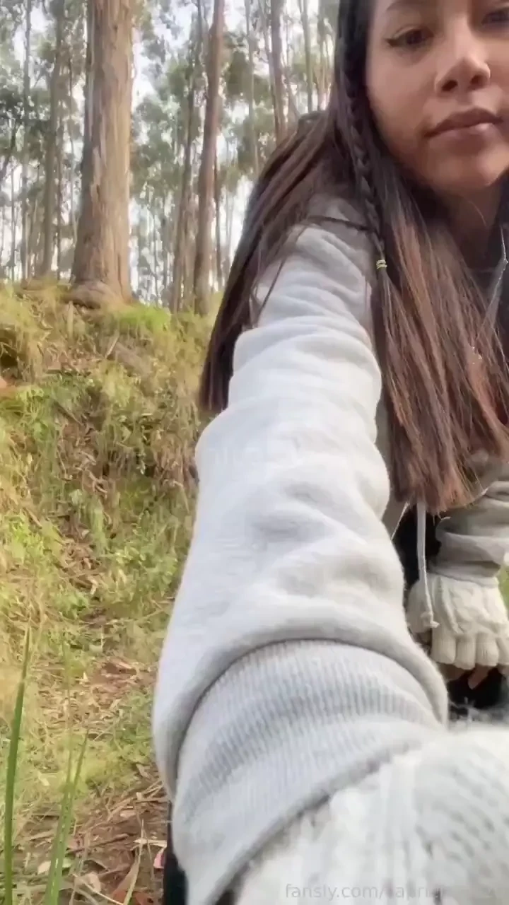 Salimos a caminar entre los rboles y termin arrodillada mam ndosela 