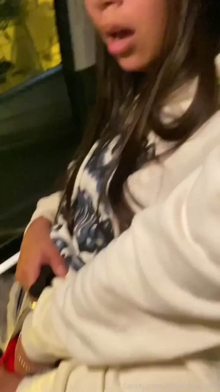 Despu s de una fiesta papi me baj el pantal n y empez a masturbarme en 