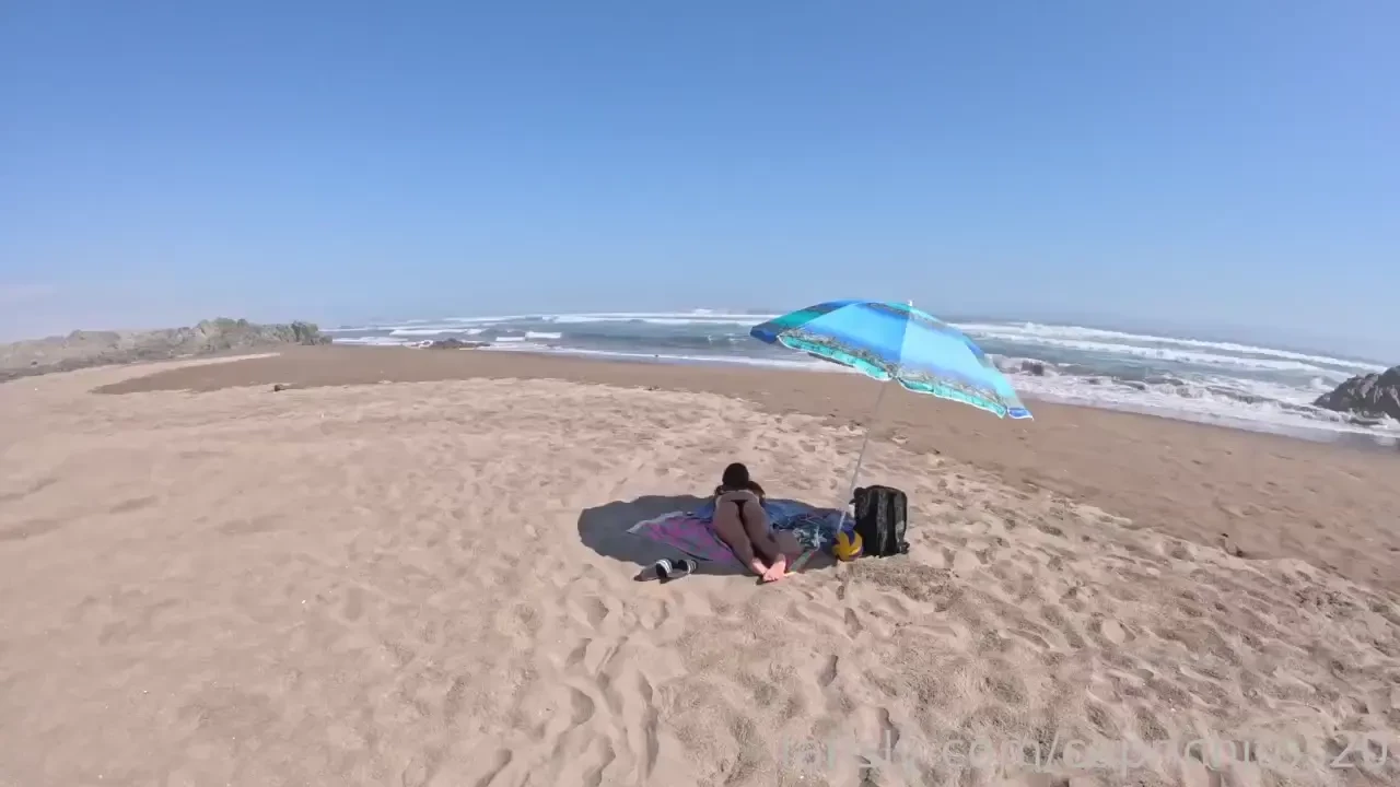 Estaba echadita en la playa descansando alguien vino y me la metio por 