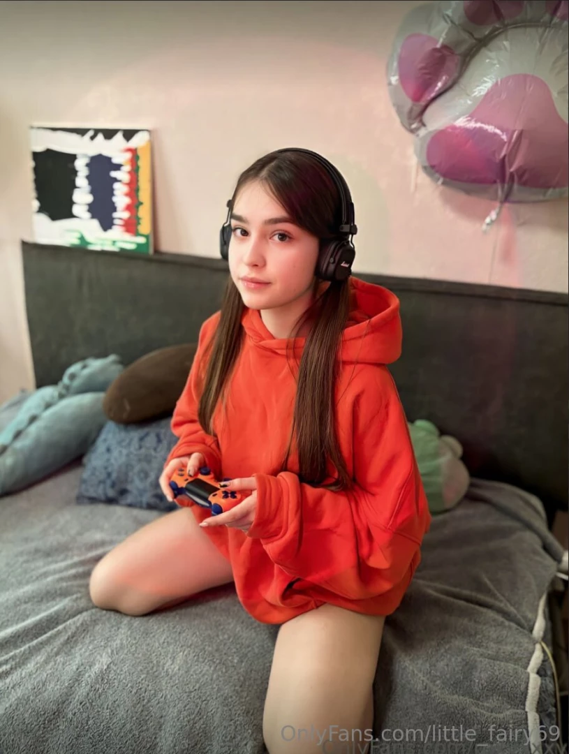 Let me distract you roxyxxxy cute girl roxyxxxy loves to play with her part 16 