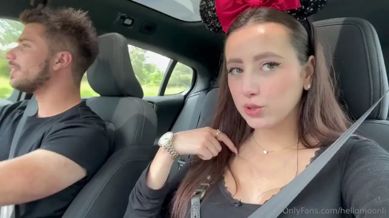 Un bon pipe et un footjob avec ma tenue de parc d attraction j adore 