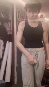 They say grey sweatpants makes them stare did i get your attention