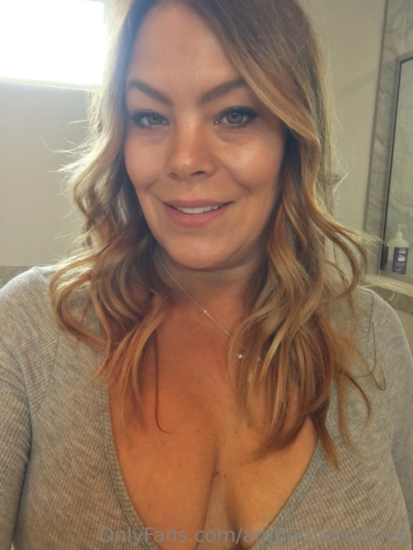 Wanna see what i look like without my top check your dms or tip 3 here 