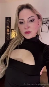 I love the way this dress seduces