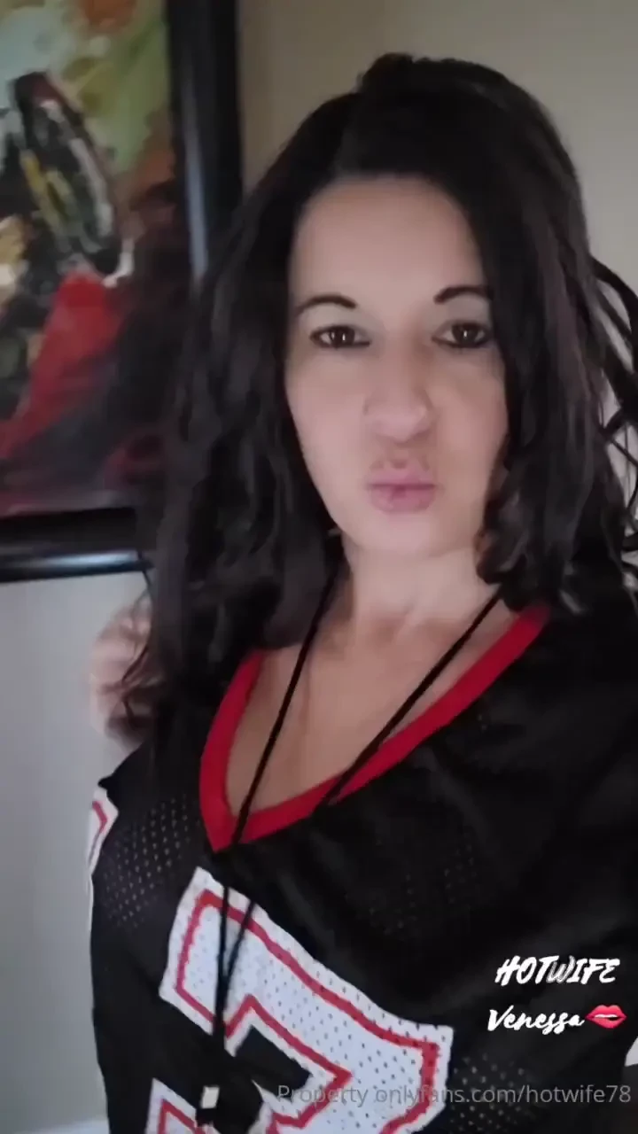 I m bored boys someone please come keep me company 