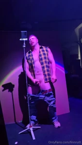 5 minutes of verbal muscle worship and a thick full cumshot at the end