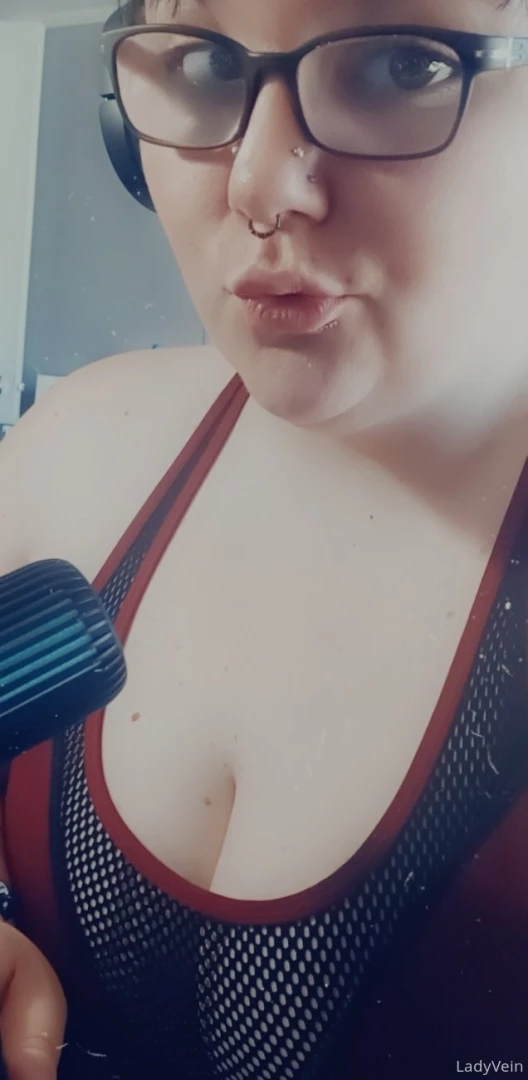 Who wants to see my cute self go live while i play video games with my 