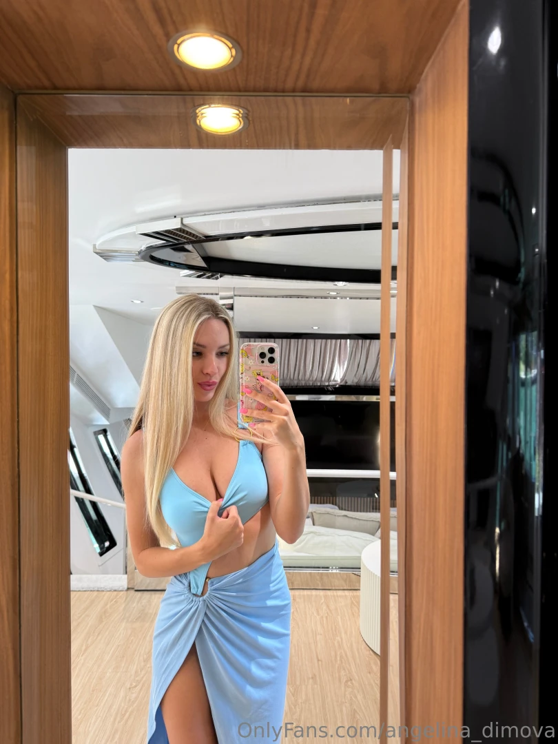 When the mirror knows your naughty secrets 