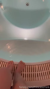 I chill while u work that is how it should be goddes princess findom