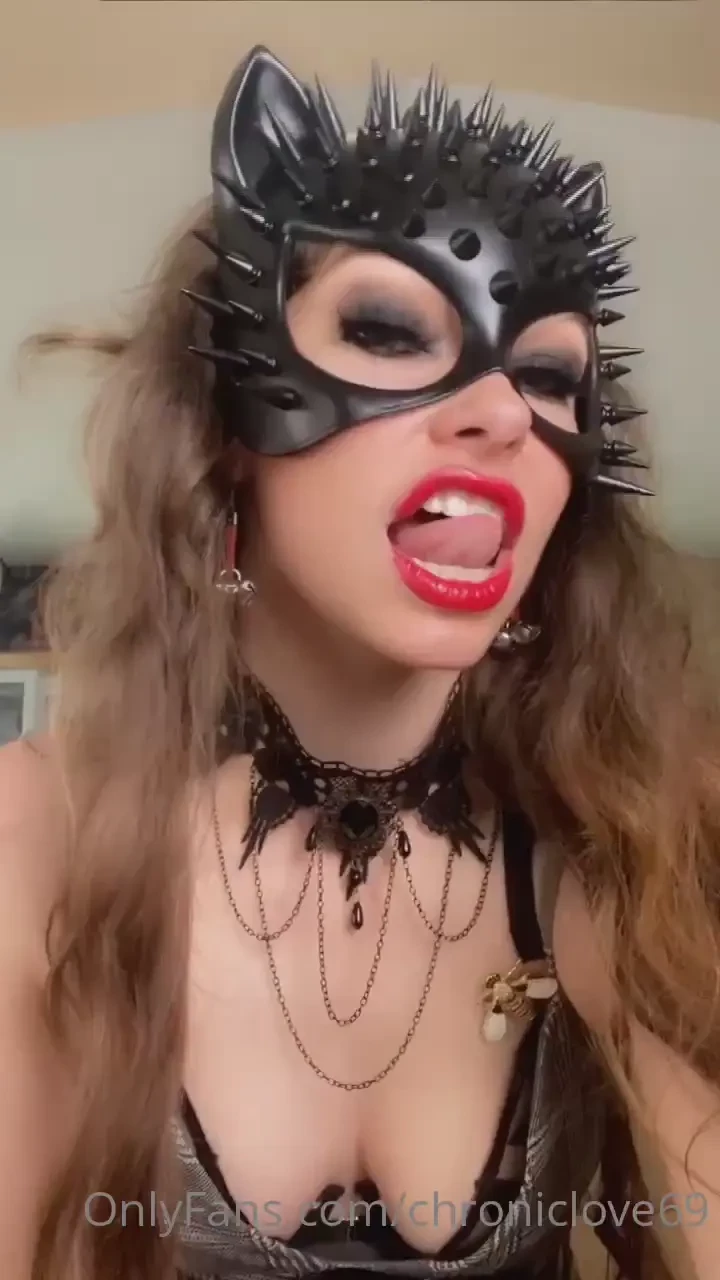 Meow meow this kitty hungry like my new mask gifted by viper tgif 