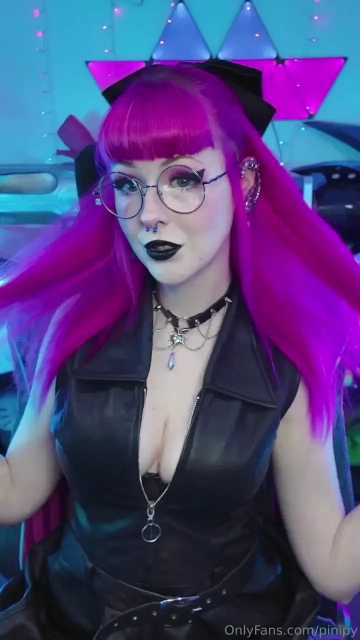 Live on http twitch tv pinipy - i m back from twitchcon come chat with 