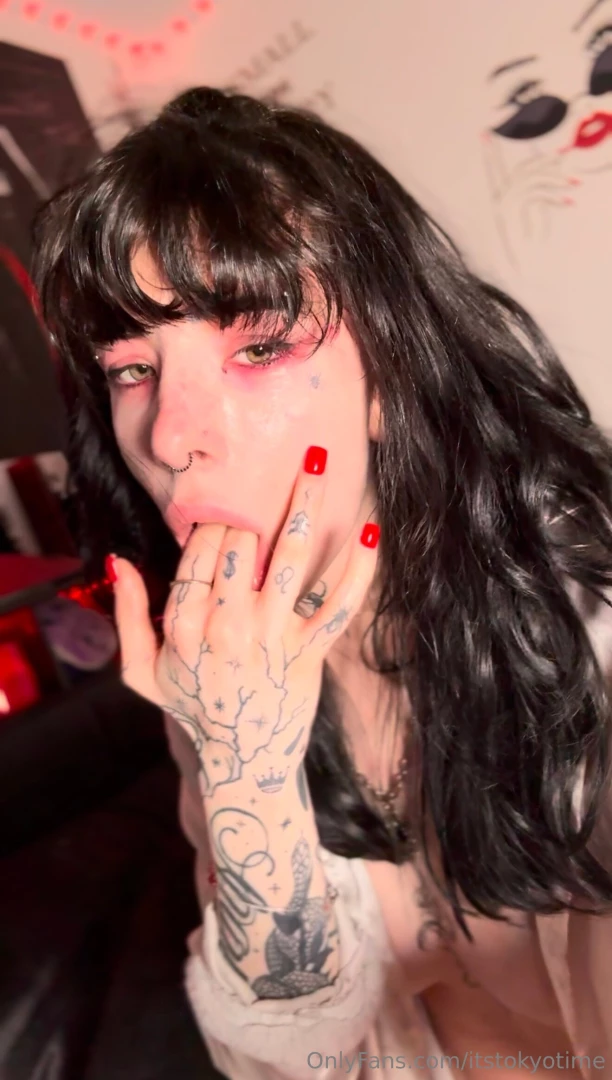 Gagging myself using my fingers and fist should i make more content 