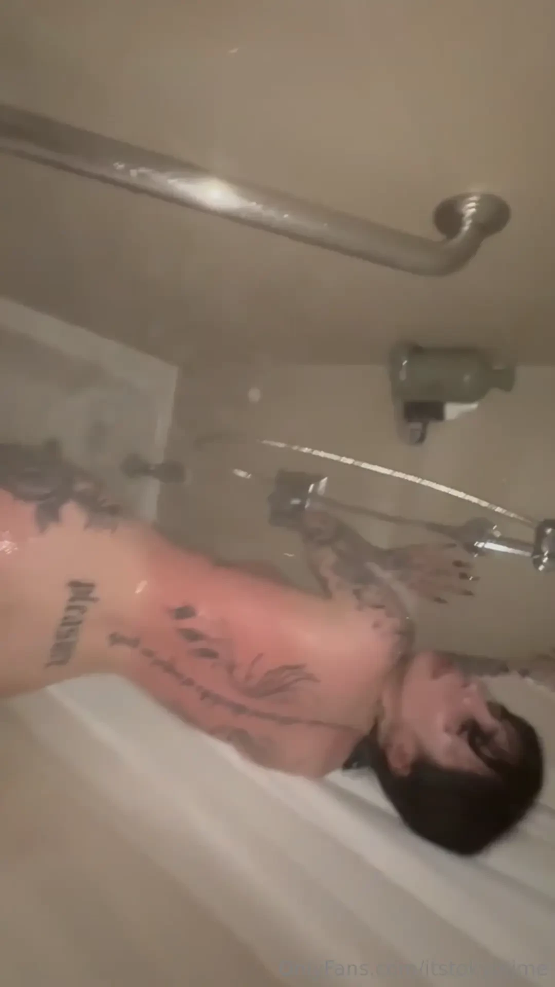 My partner fucks me in the shower until he gives my pussy all his nut 