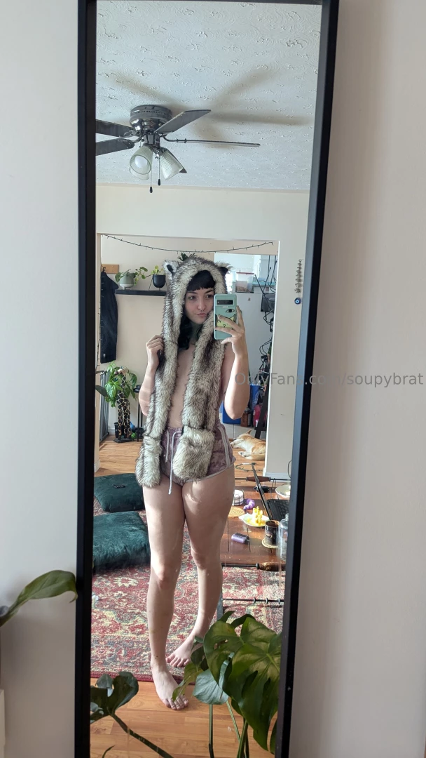 Meow meow meowww paws at u 