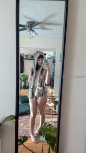 Meow meow meowww paws at u