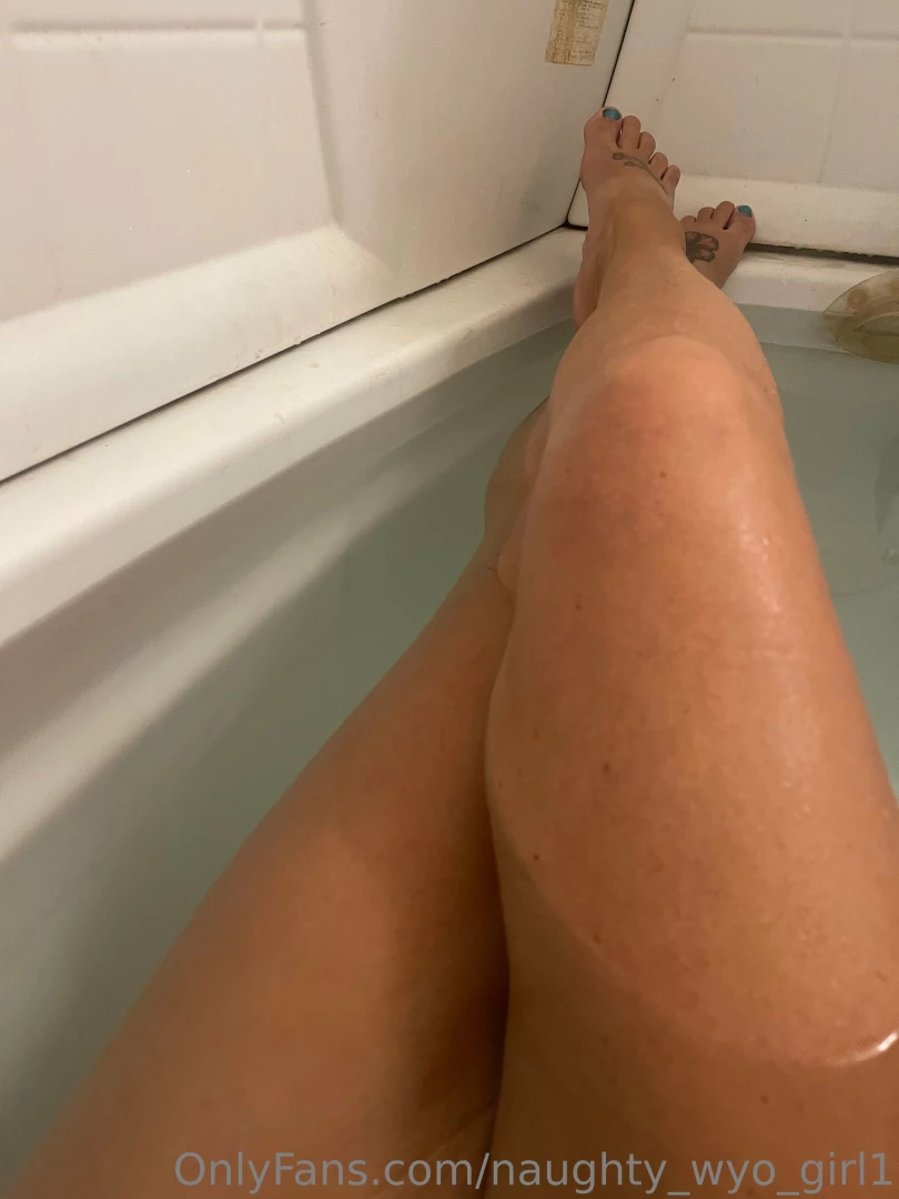 naughty-wyo-girl1 - Nice relaxing hot bath only thing missing is someone to make it hop 