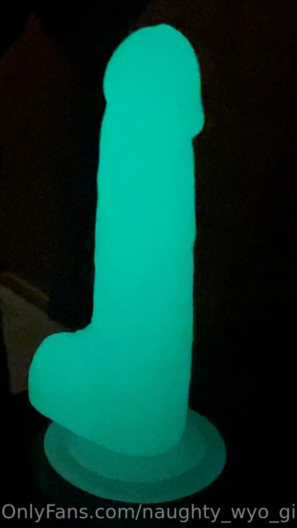 Sub to my vip to watch a little glow in the dark playtime tonight 