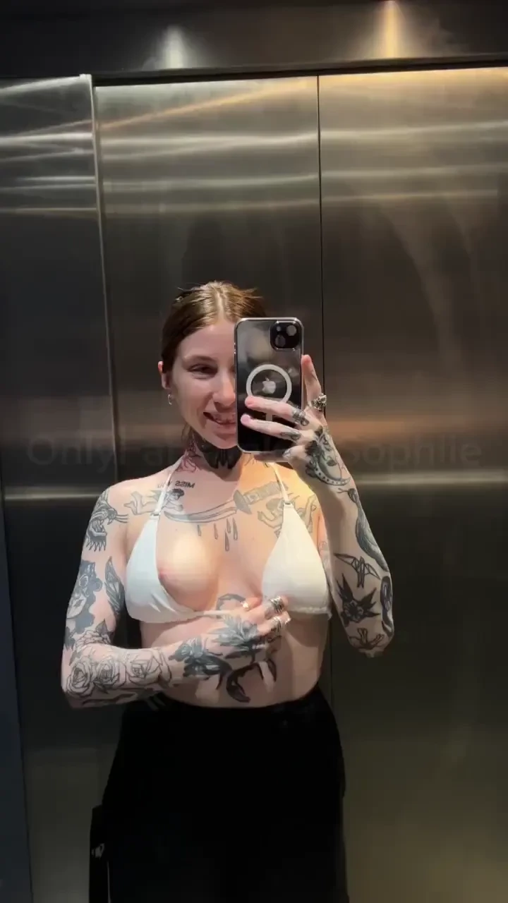 Outfit check im aufzug 