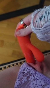 Ich liebe es meine pussy beim zocken zu f llen swipe f r meine pov