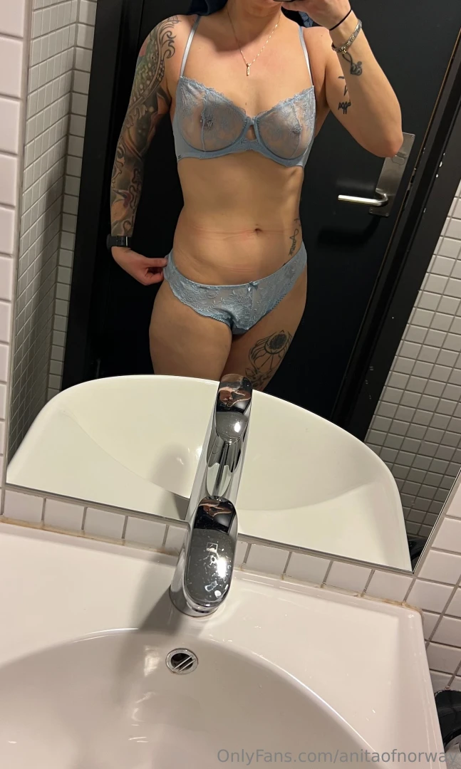 Hva er under uniformen i dag tro 