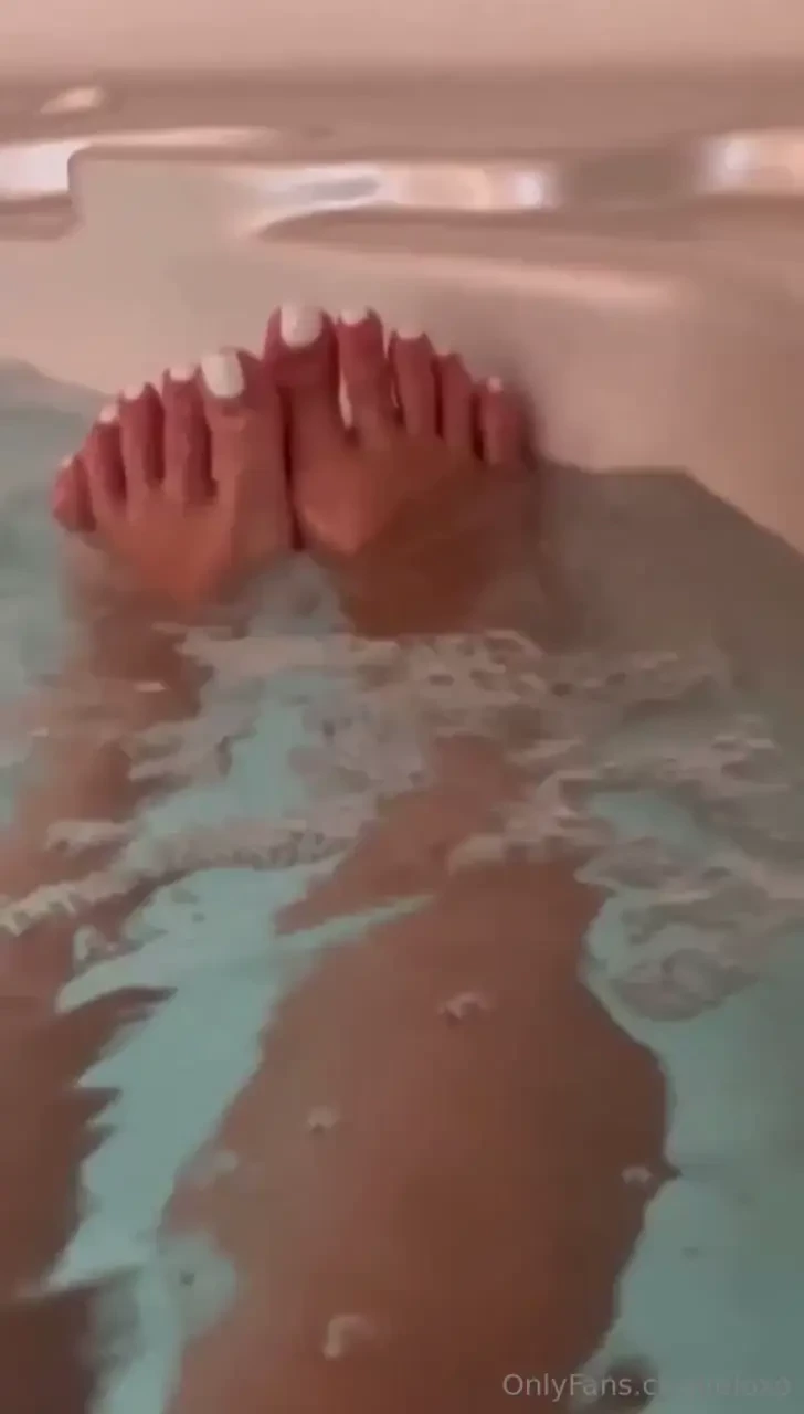 Mes petits pieds dans le jacuzzi 