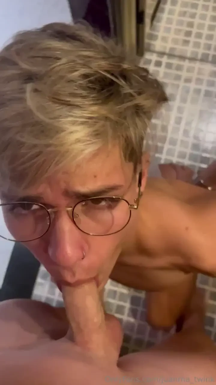 Miren como le chupaba la pija a mi primo 