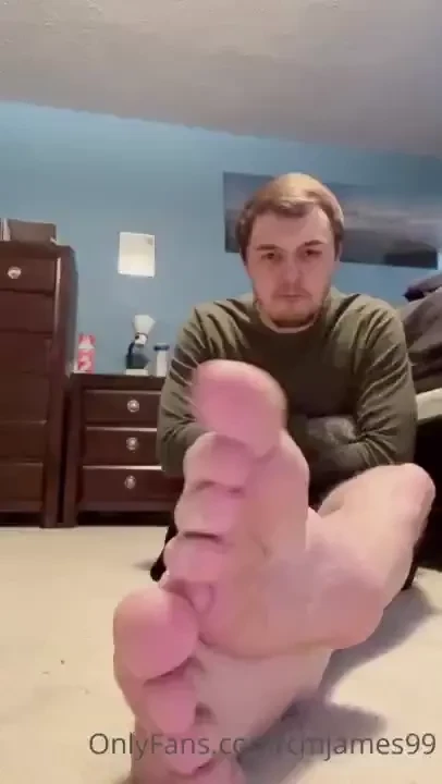 I know you love worshipping these feet 