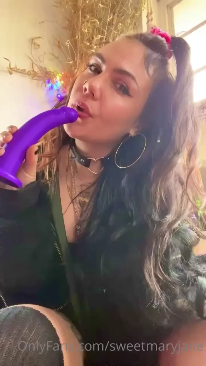 As promised watch me play with my spit on 2 of my dildos and 