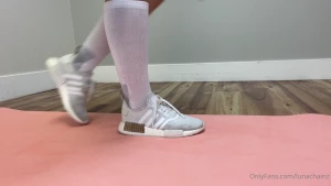 Quick booty workout turns to a good pussy squirt at the end full video