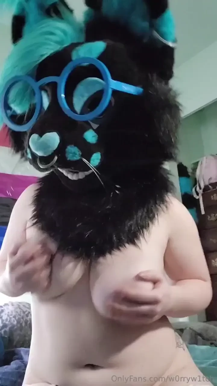 Anyone wanna come breed this kitty tysm for the support lately has 