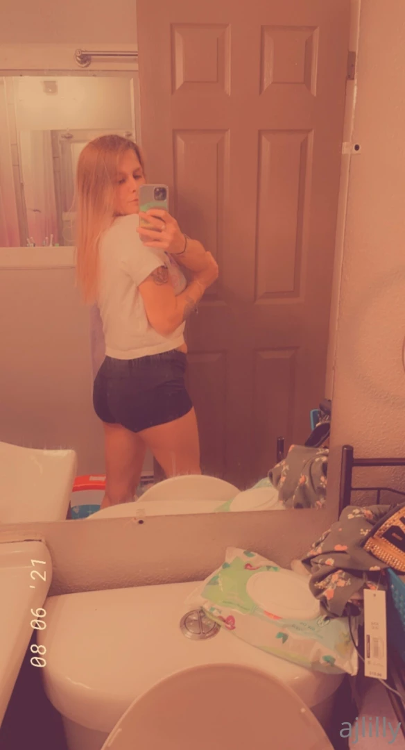 Just really love my booty and my curves 