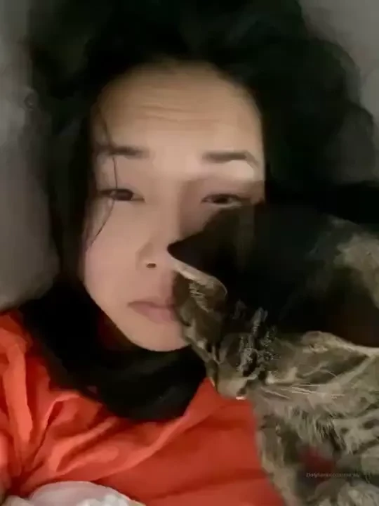 Nyonnn i dont want to wake up mummy still sleeping scarf alarmclock 